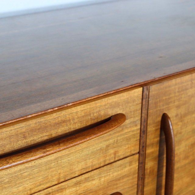 アルフレッドコックスalfredcoxのサイドボード。木目の美しさと優しい艶が印象的な北欧ヴィンテージ。落ち着いた品格が漂う。
