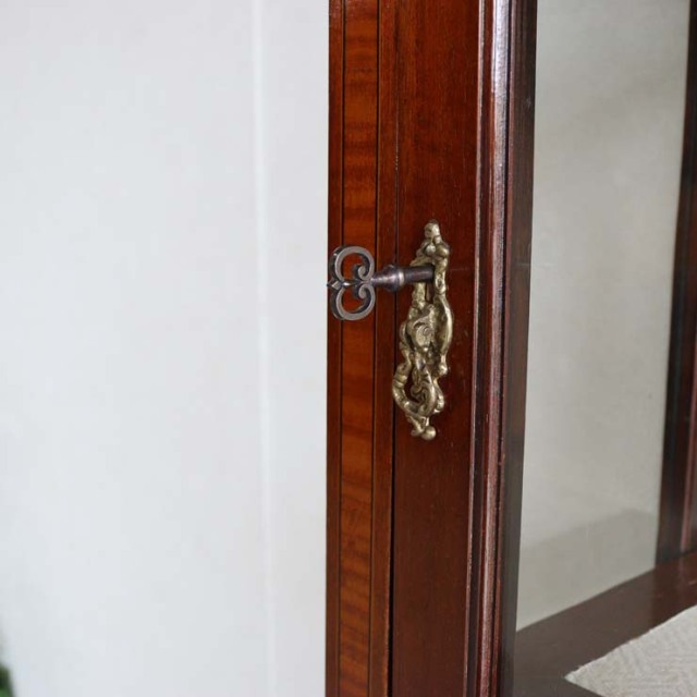 アンティークのエドウォーディアンスタイルのキャビネット