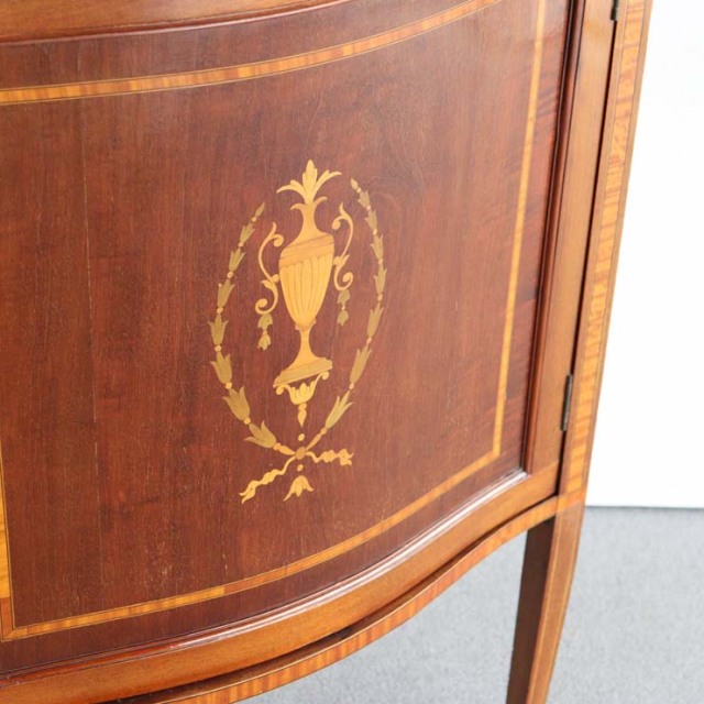 アンティークのエドウォーディアンスタイルのキャビネット