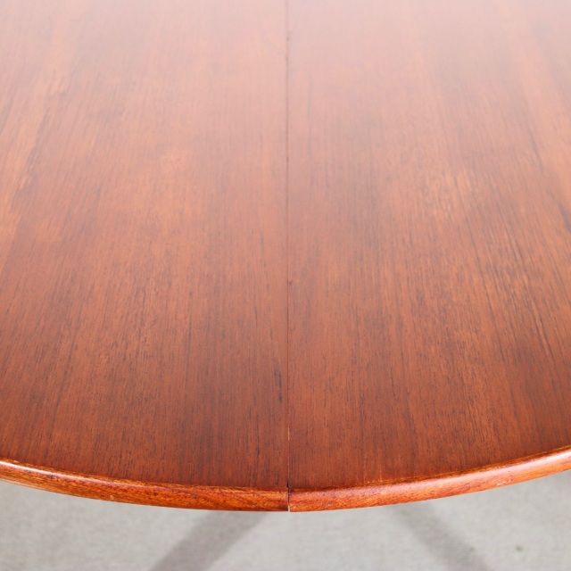 デンマーク製ダイニングテーブル。 木目の美しさと優しい艶が印象的な北欧ヴィンテージ。落ち着いた品格が漂う。