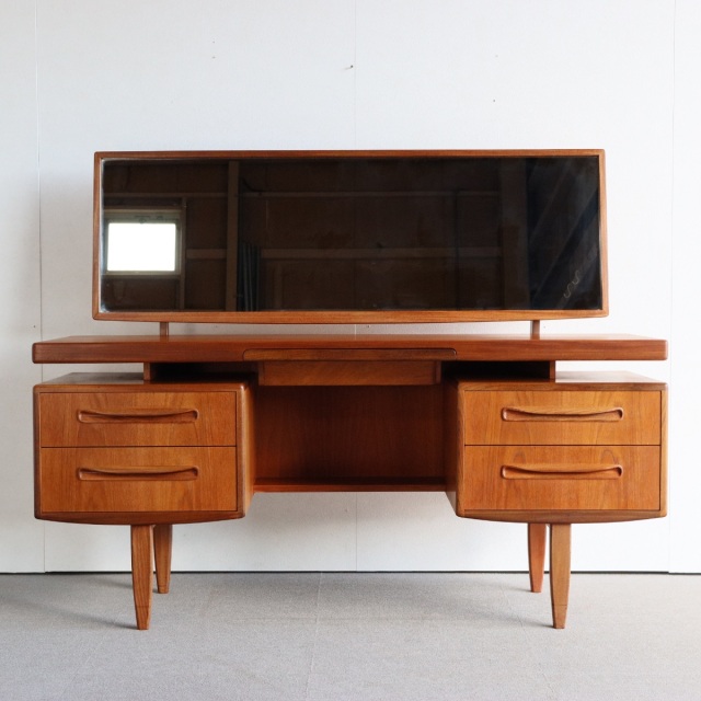 ジープランG-PLAN ドレッサー 「鏡の製造革命に触発された職人たち」