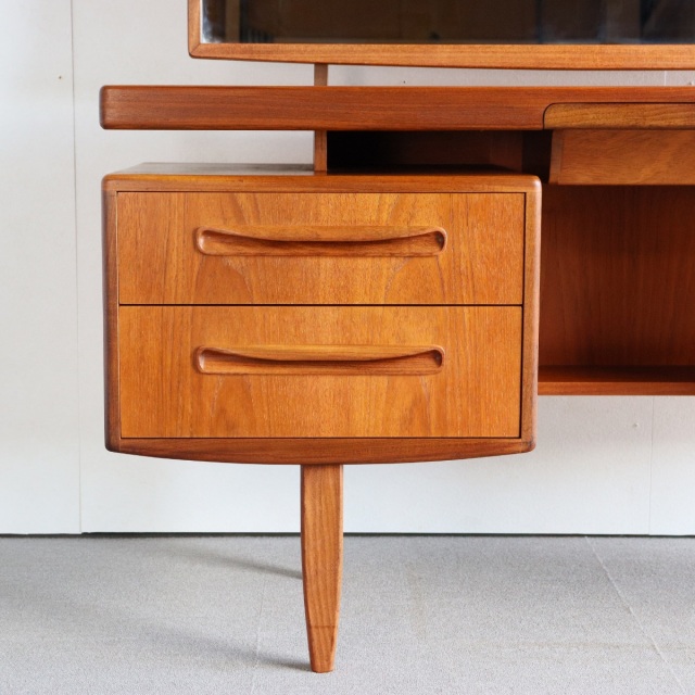 ジープランG-PLAN ドレッサー 「鏡の製造革命に触発された職人たち」