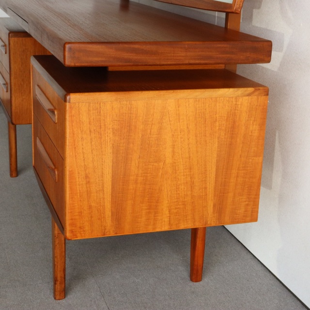 ジープランG-PLAN ドレッサー 「鏡の製造革命に触発された職人たち」