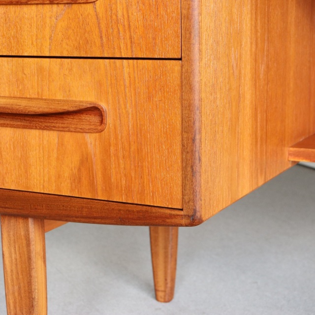 ジープランG-PLAN ドレッサー 「鏡の製造革命に触発された職人たち」