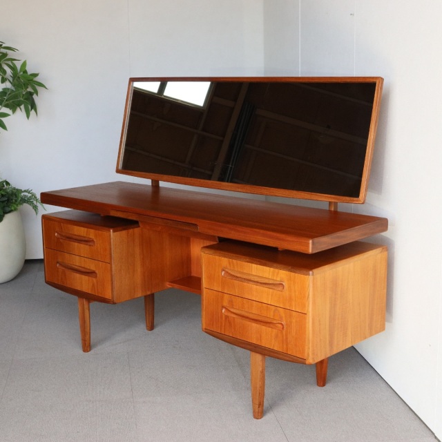 ジープランG-PLAN ドレッサー 「鏡の製造革命に触発された職人たち」