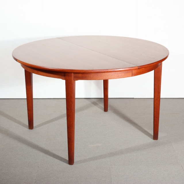 デンマーク製ダイニングテーブル。 木目の美しさと優しい艶が印象的な北欧ヴィンテージ。落ち着いた品格が漂う。