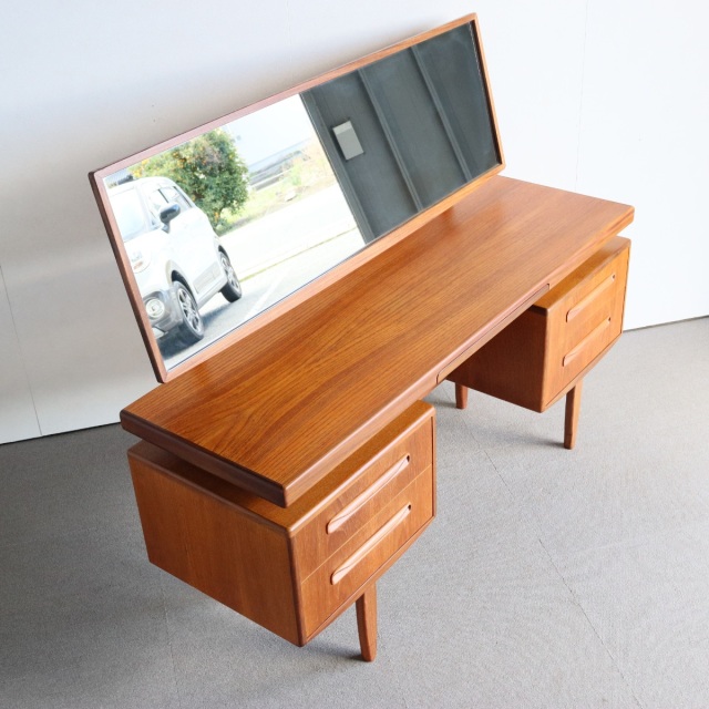 ジープランG-PLAN ドレッサー 「鏡の製造革命に触発された職人たち」