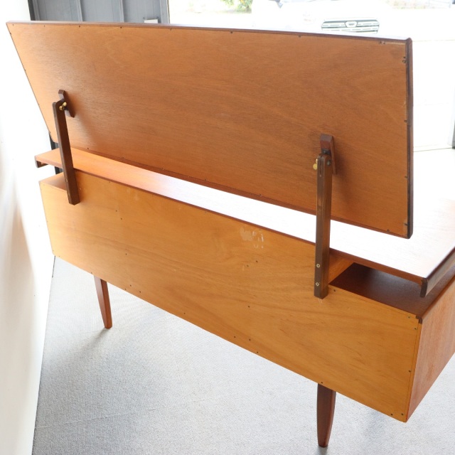 ジープランG-PLAN ドレッサー 「鏡の製造革命に触発された職人たち」