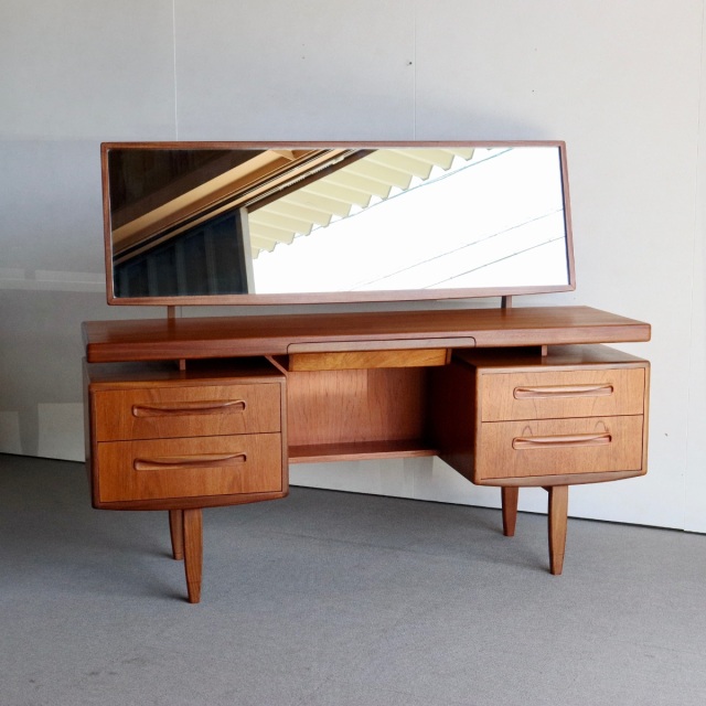 ジープランG-PLAN ドレッサー 「鏡の製造革命に触発された職人たち」