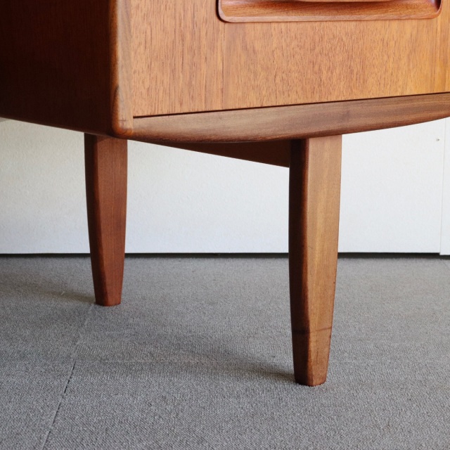 ジープランG-PLAN ドレッサー 「鏡の製造革命に触発された職人たち」