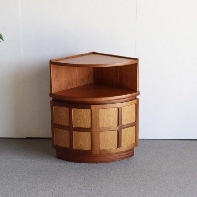 NATHANネイサンのコーナーキャビネット