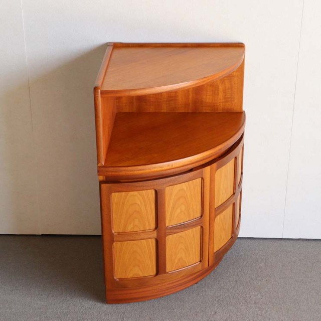 NATHANネイサンのコーナーキャビネット