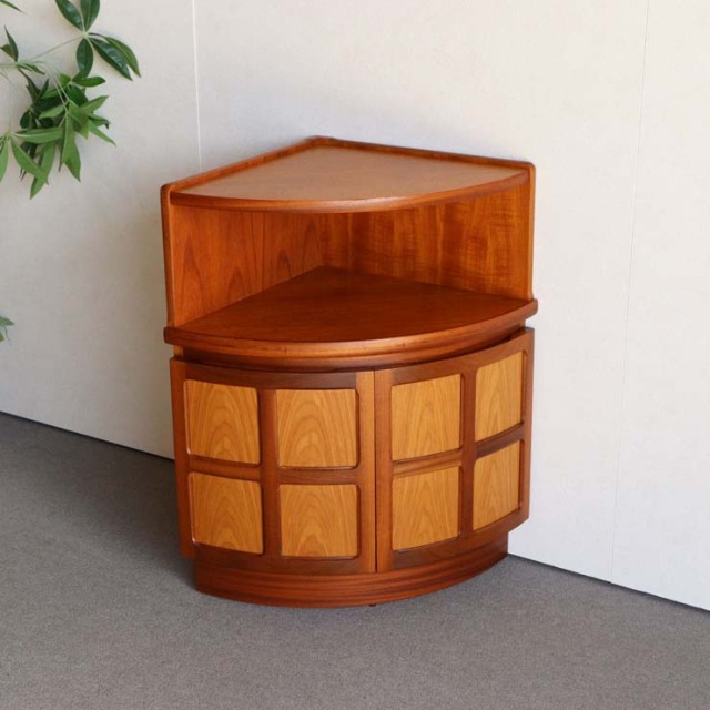 NATHANネイサンのコーナーキャビネット