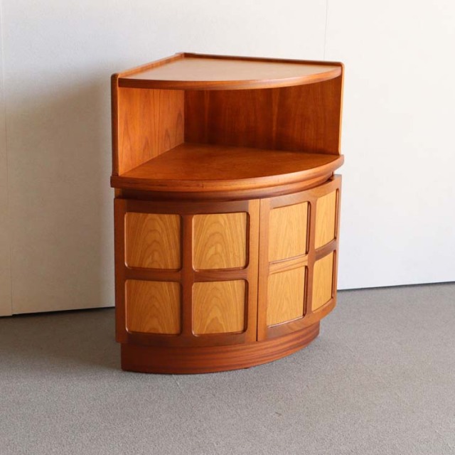 NATHANネイサンのコーナーキャビネット