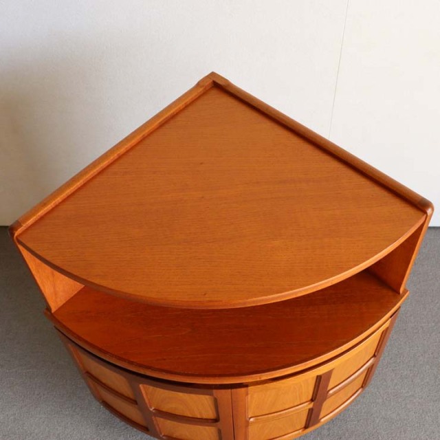 NATHANネイサンのコーナーキャビネット