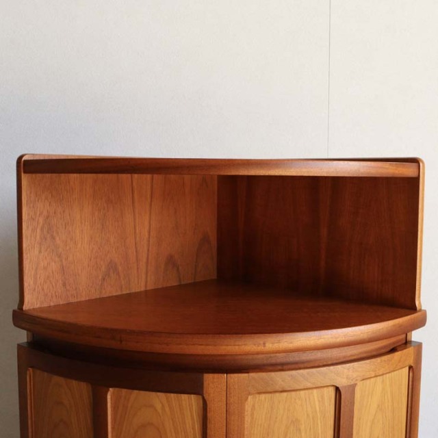 NATHANネイサンのコーナーキャビネット