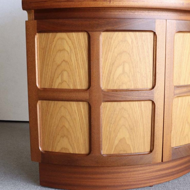 NATHANネイサンのコーナーキャビネット