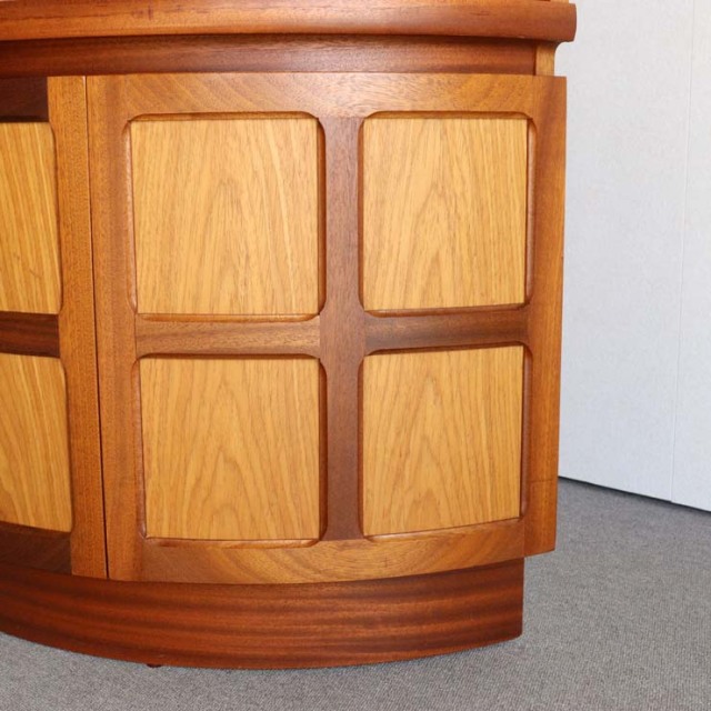 NATHANネイサンのコーナーキャビネット