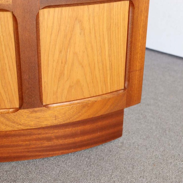 NATHANネイサンのコーナーキャビネット