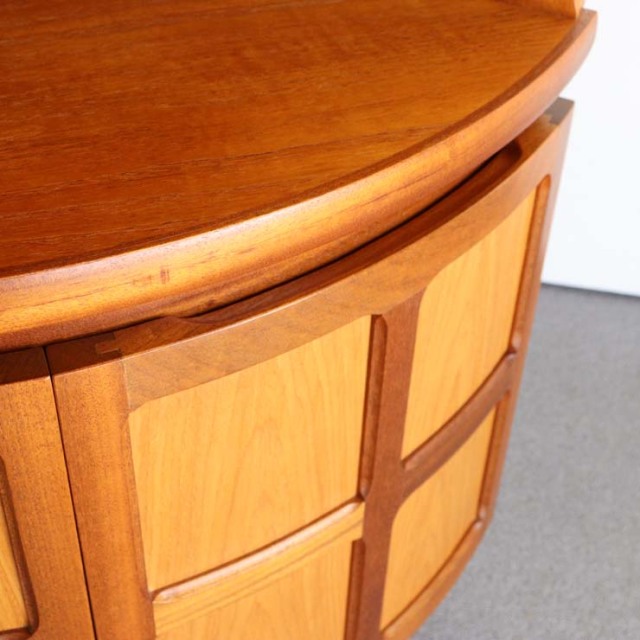 NATHANネイサンのコーナーキャビネット