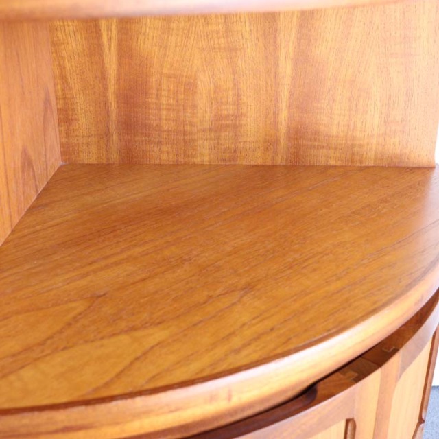 NATHANネイサンのコーナーキャビネット