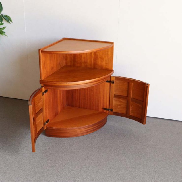 NATHANネイサンのコーナーキャビネット