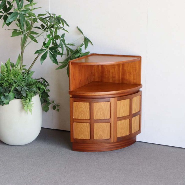 NATHANネイサンのコーナーキャビネット