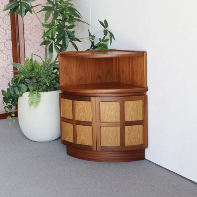 NATHANネイサンのコーナーキャビネット