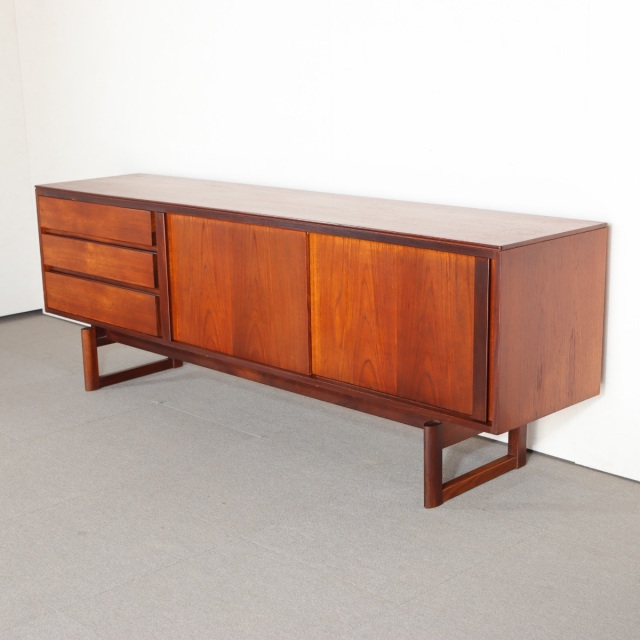 イギリス ヴィンテージ チーク サイドボード White&Newton White&Newton】ヴィンテージ サイドボード – TIME HYPE