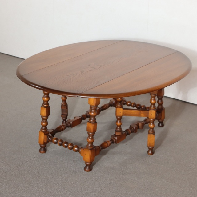 アーコールERCOLコーヒーテーブル。エルム材の穏やかな木肌が心地よい北欧ヴィンテージ。控えめな上質感が漂う。