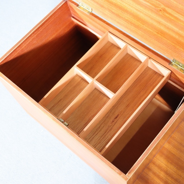 ソーイングボックス　北欧　ヴィンテージ 教えてエヴァンスさん！】VANSON製ソーイングテーブル？ 送料込み