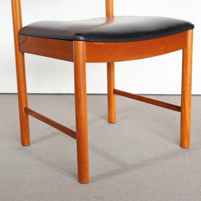 マッキントッシュMCINTOSHダイニングチェア。チーク材にブラックの座面が映える。