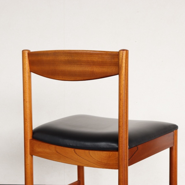 マッキントッシュMCINTOSHダイニングチェア。チーク材にブラックの座面が映える。