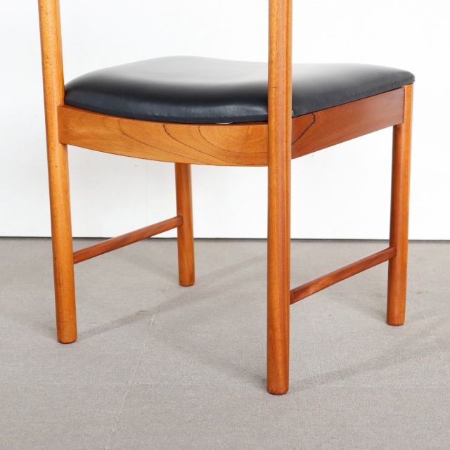 マッキントッシュMCINTOSHダイニングチェア。チーク材にブラックの座面が映える。