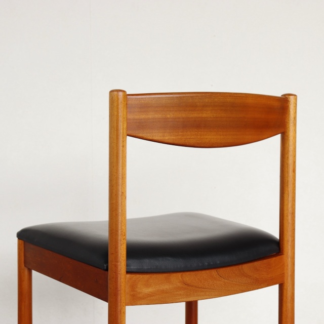 マッキントッシュMCINTOSHダイニングチェア。チーク材にブラックの座面が映える。