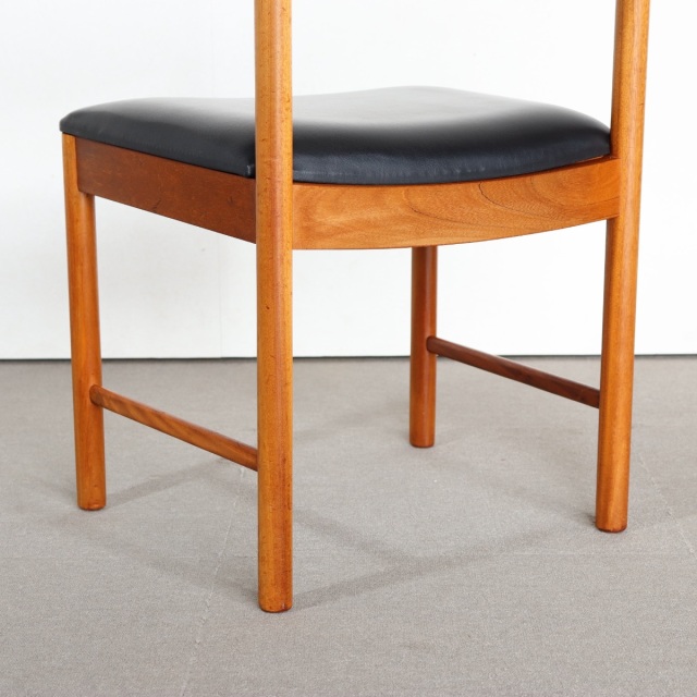 マッキントッシュMCINTOSHダイニングチェア。チーク材にブラックの座面が映える。