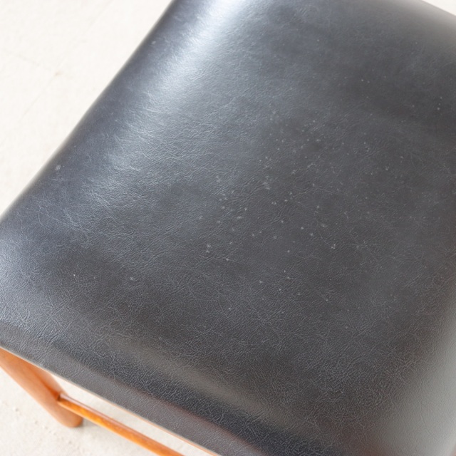 マッキントッシュMCINTOSHダイニングチェア。チーク材にブラックの座面が映える。