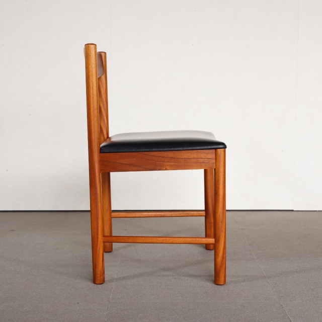 マッキントッシュMCINTOSHダイニングチェア。チーク材にブラックの座面が映える。