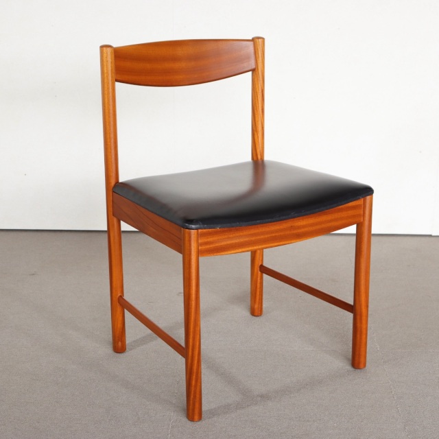 マッキントッシュMCINTOSHダイニングチェア。チーク材にブラックの座面が映える。