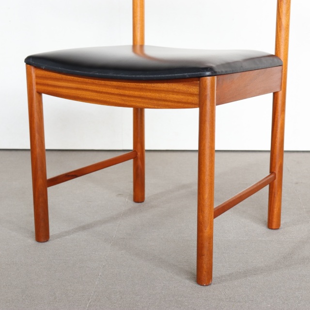 マッキントッシュMCINTOSHダイニングチェア。チーク材にブラックの座面が映える。