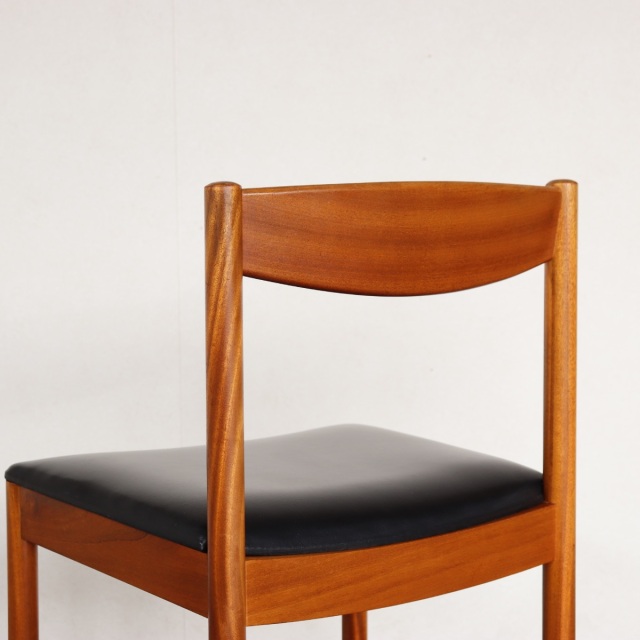 マッキントッシュMCINTOSHダイニングチェア。チーク材にブラックの座面が映える。