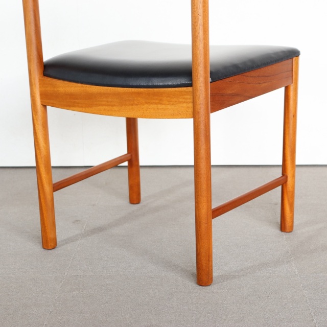 マッキントッシュMCINTOSHダイニングチェア。チーク材にブラックの座面が映える。