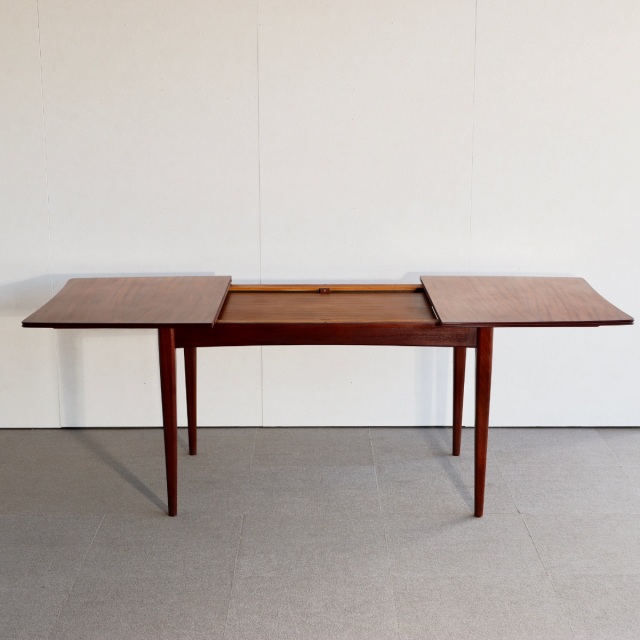 リチャード・ホーンビーのダイニングテーブル