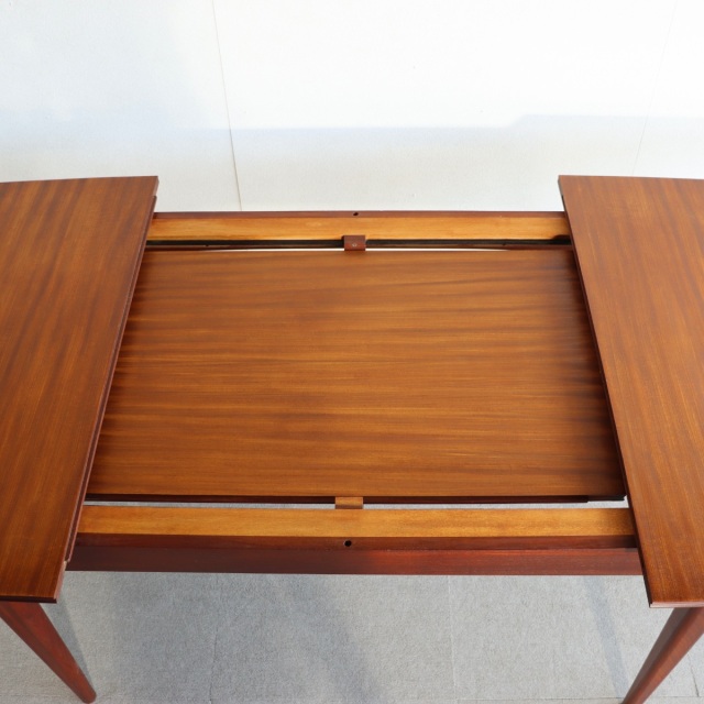 リチャード・ホーンビーのダイニングテーブル