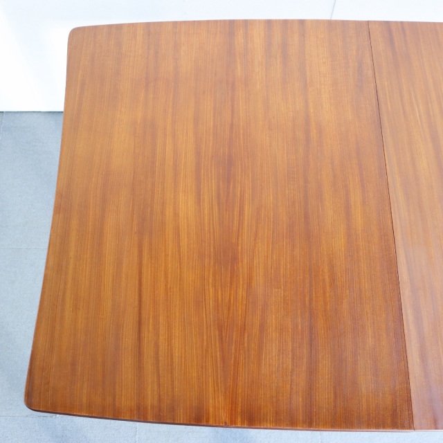 リチャード・ホーンビーのダイニングテーブル