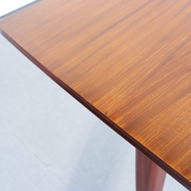 リチャード・ホーンビーのダイニングテーブル