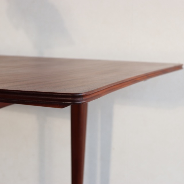 リチャード・ホーンビーのダイニングテーブル