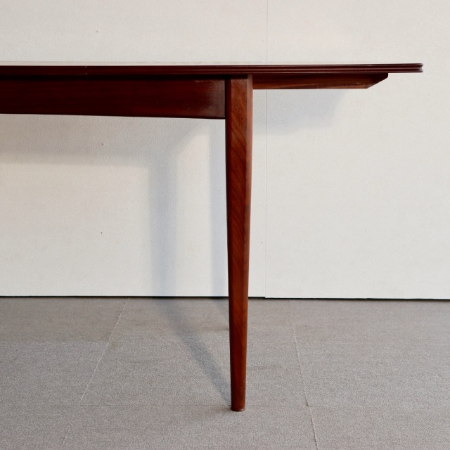 リチャード・ホーンビーのダイニングテーブル