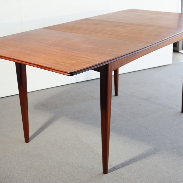 リチャード・ホーンビーのダイニングテーブル