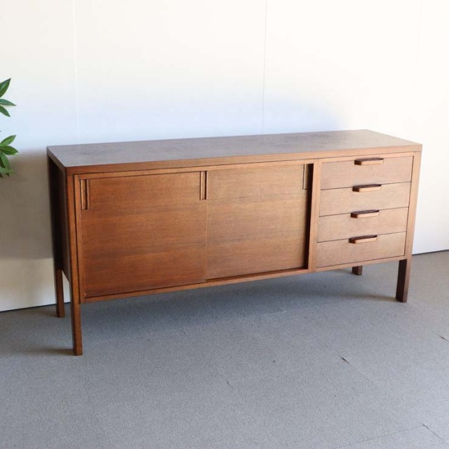 英国ヴィンテージのオーク材サイドボード